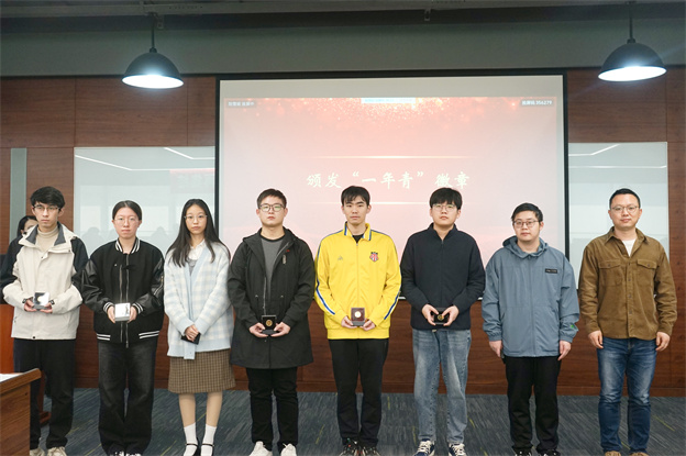 1730698284118234911F.jpg 4-頒發一年青徽章1 .jpg