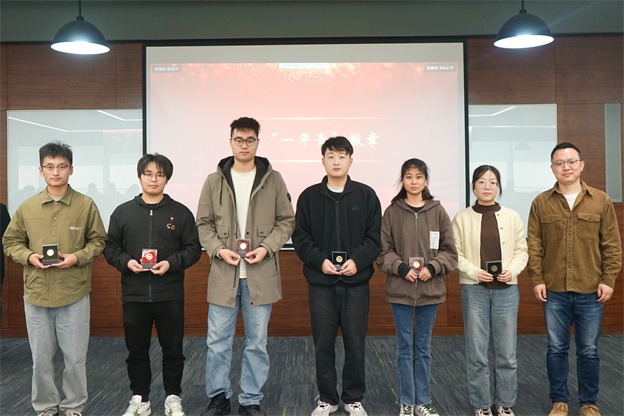 1730698292652318B2A0.jpg 4-頒發一年青徽章2 .jpg